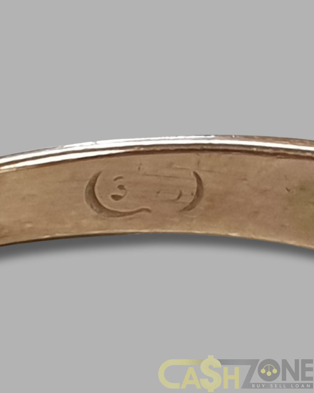 LADIES 9CT YELLOW GOLD RING HIGH SET w 3 CLEAR STONES