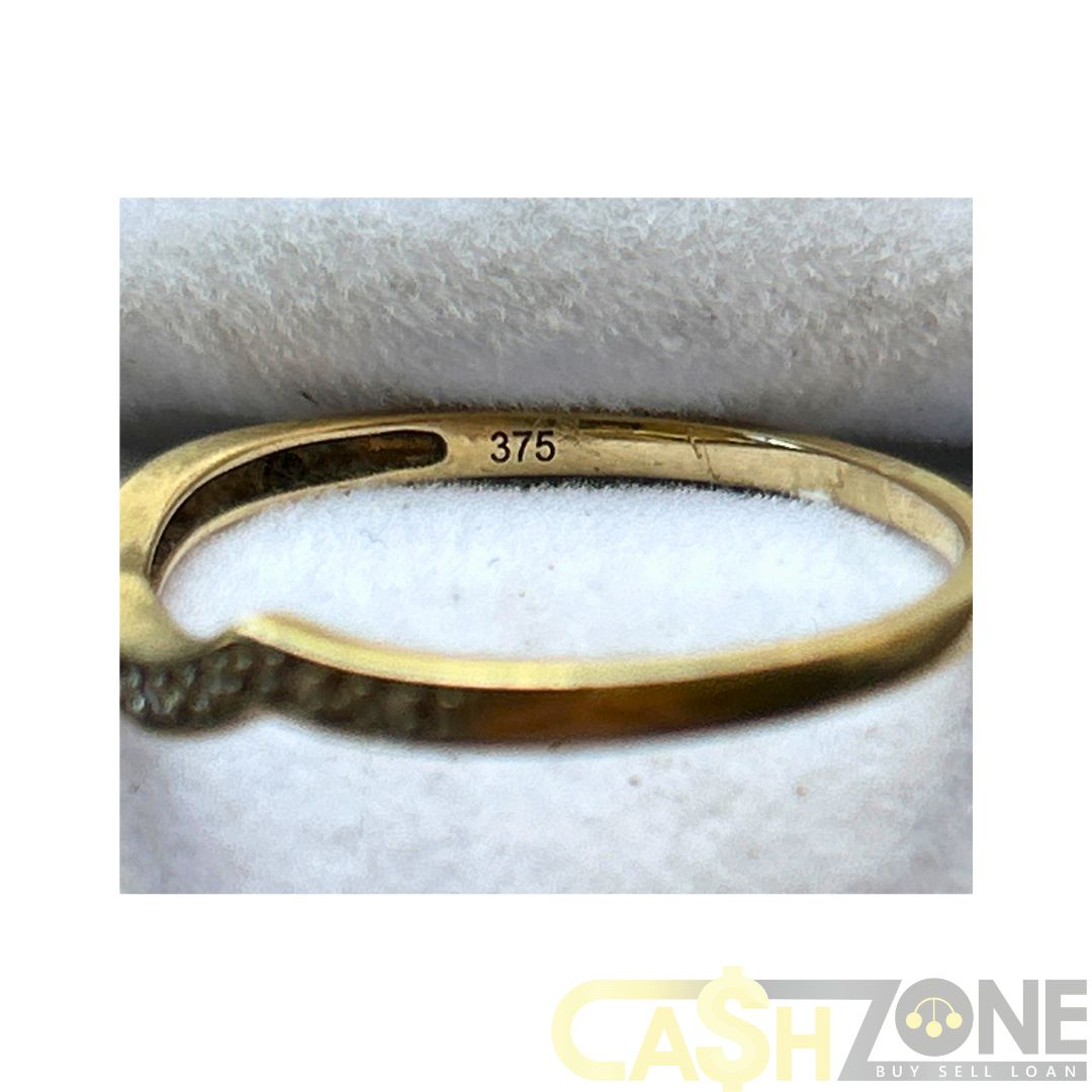 Ladies 9ct Yellow Gold Ring With Clear Stones