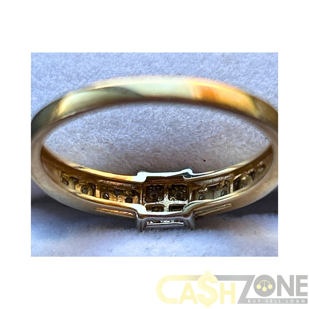 Ladies 9ct Yellow Gold Ring With 12 Clear Stones