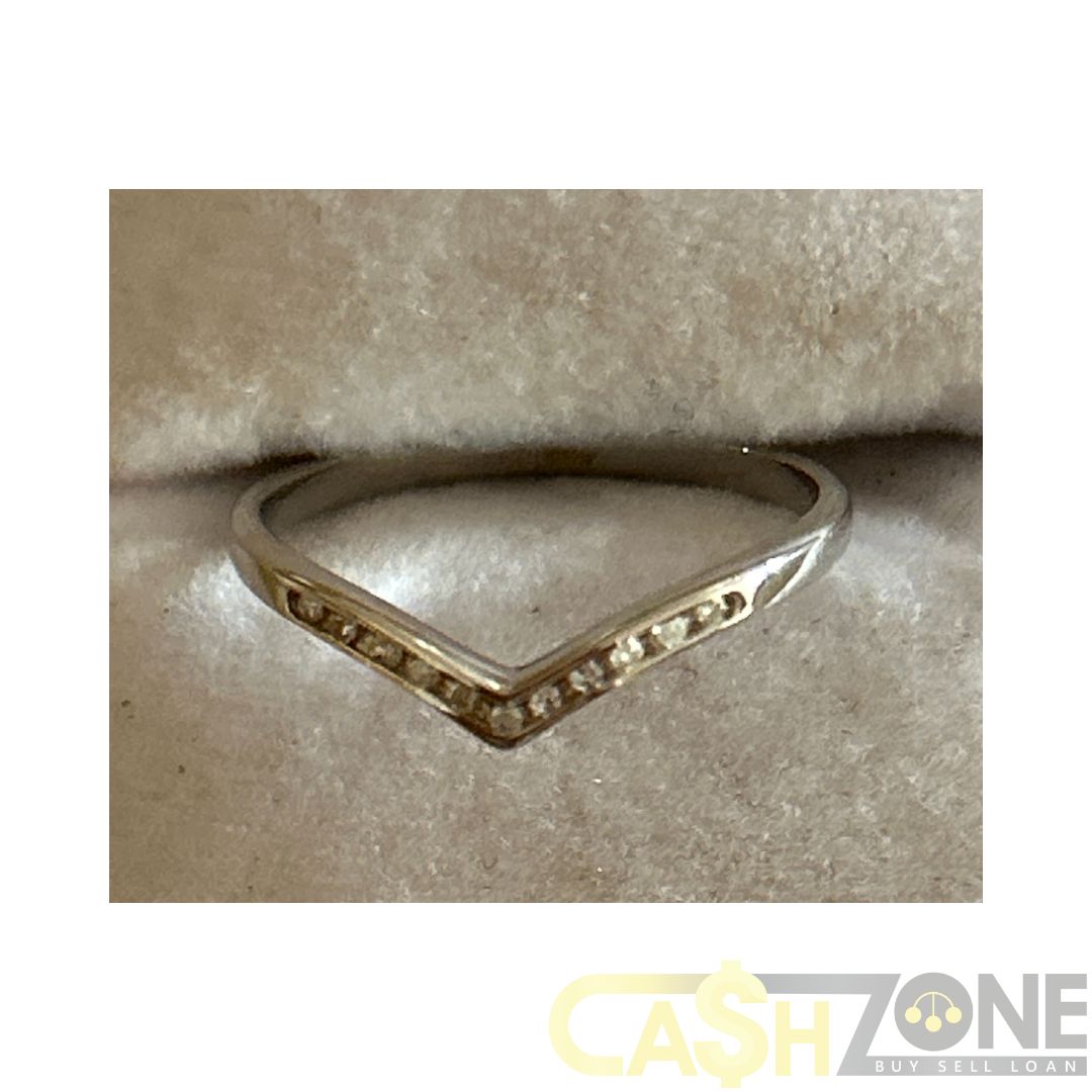 Ladies 9ct White Gold Ring With Clear Stones