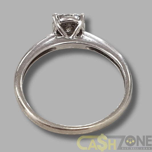 Ladies 9ct White Gold Ring W/Clear Stones