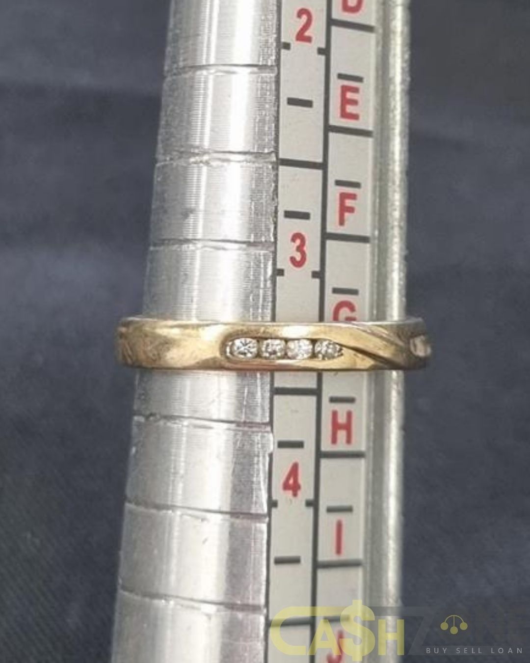 Ladies 9ct Yellow Gold Ring With Clear Stones