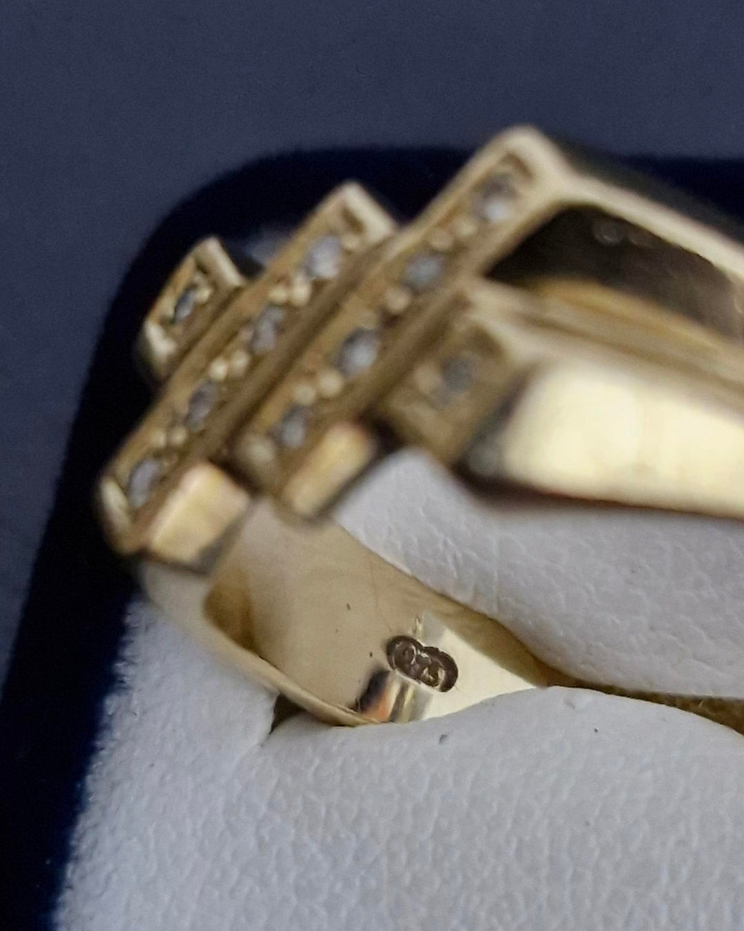 Ladies 9ct Yellow Gold Ring W/Clear Stones