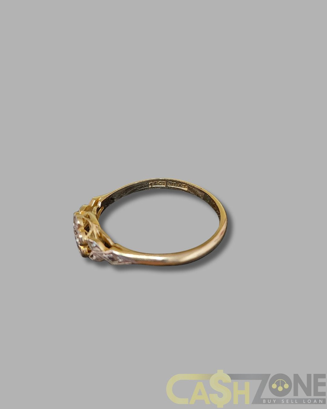 Ladies 18ct Yellow Gold Ring With Clear Stones in Flower Pattern