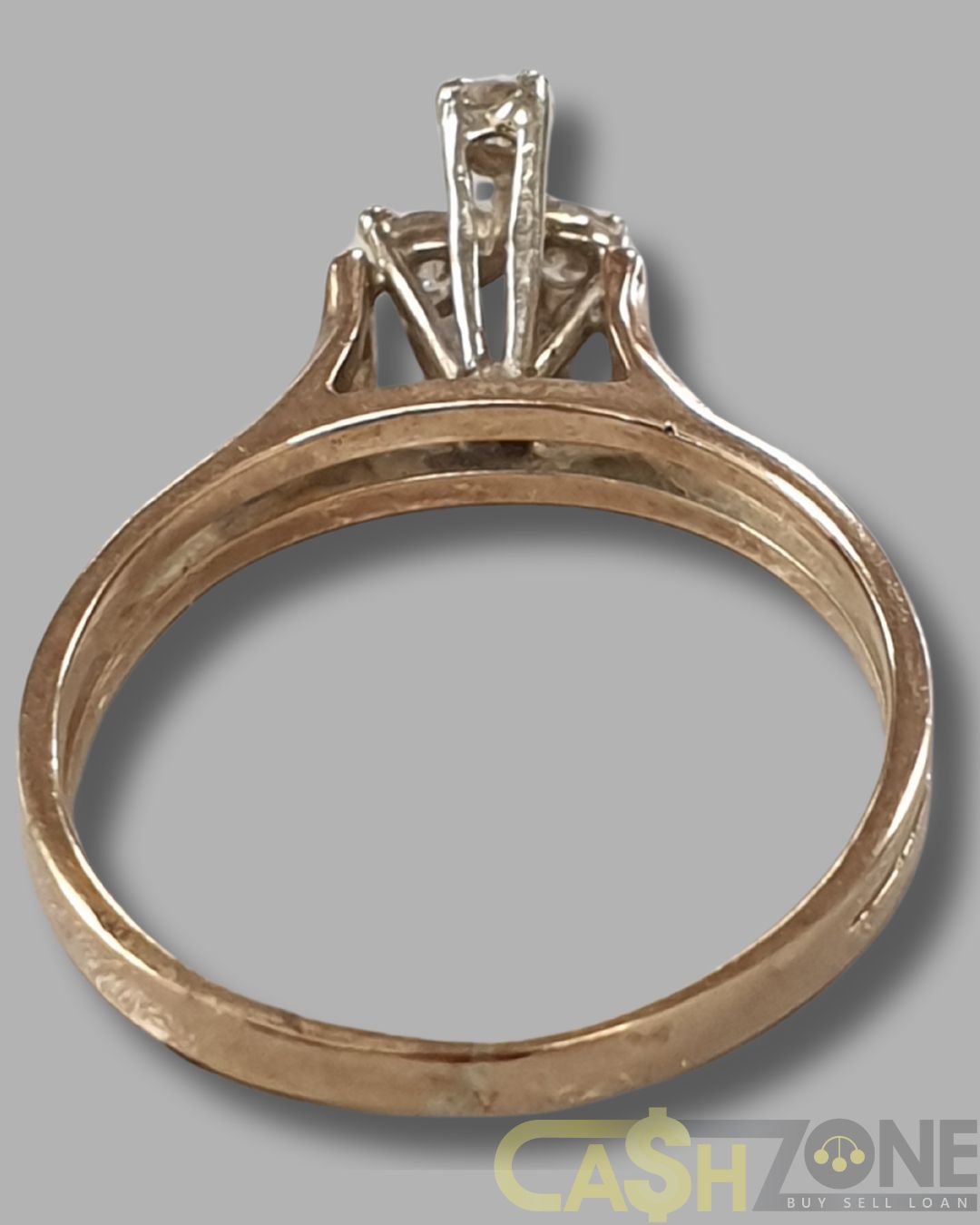 LADIES 9CT YELLOW GOLD RING HIGH SET w 3 CLEAR STONES