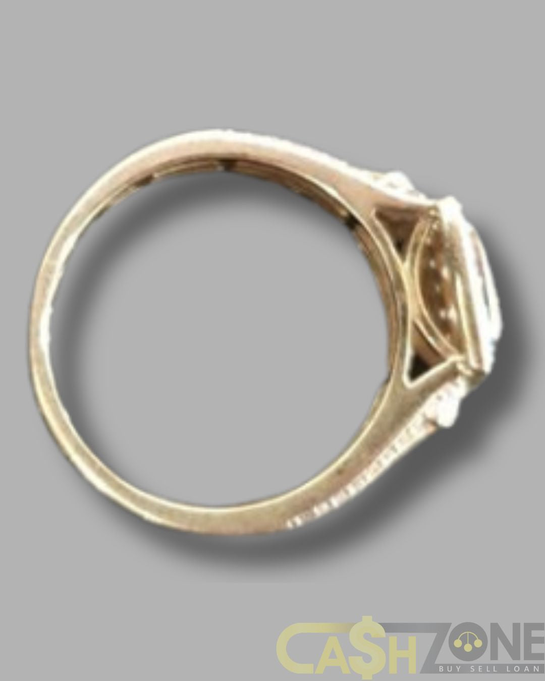 Ladies 9ct Yellow Gold Ring W/ 94 Clear Stones