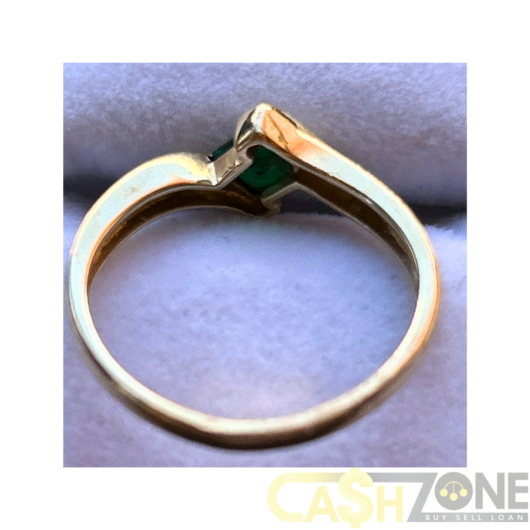 9CT Yellow Gold Ladies Ring W/Green Stone