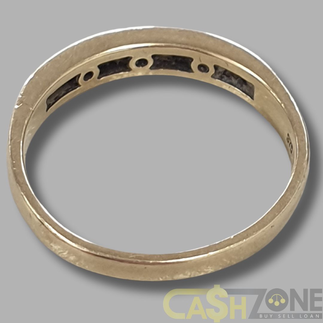 Ladies 9ct Yellow Gold Ring W/ 11 Clear Stones