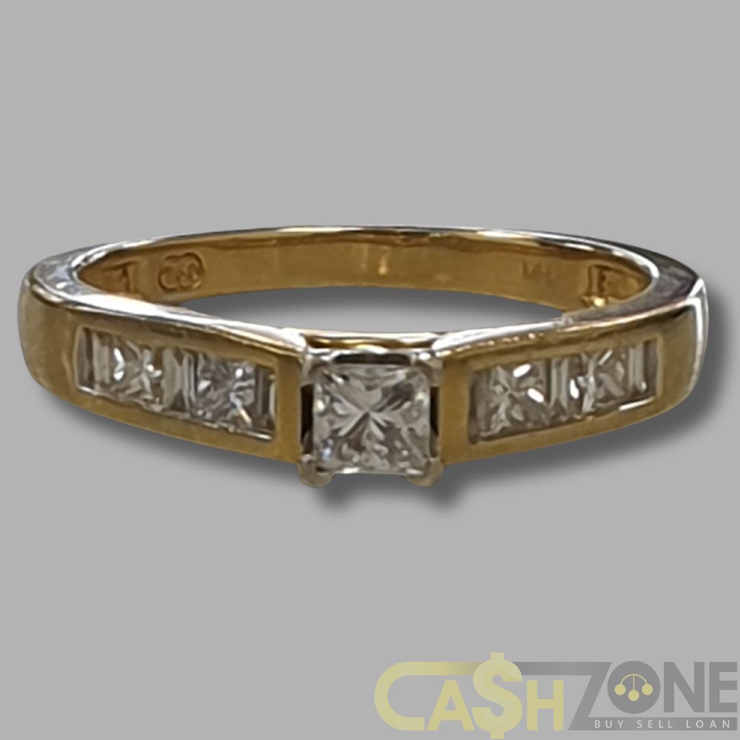 Ladies 18ct Yellow Gold Ring W/Clear Stones