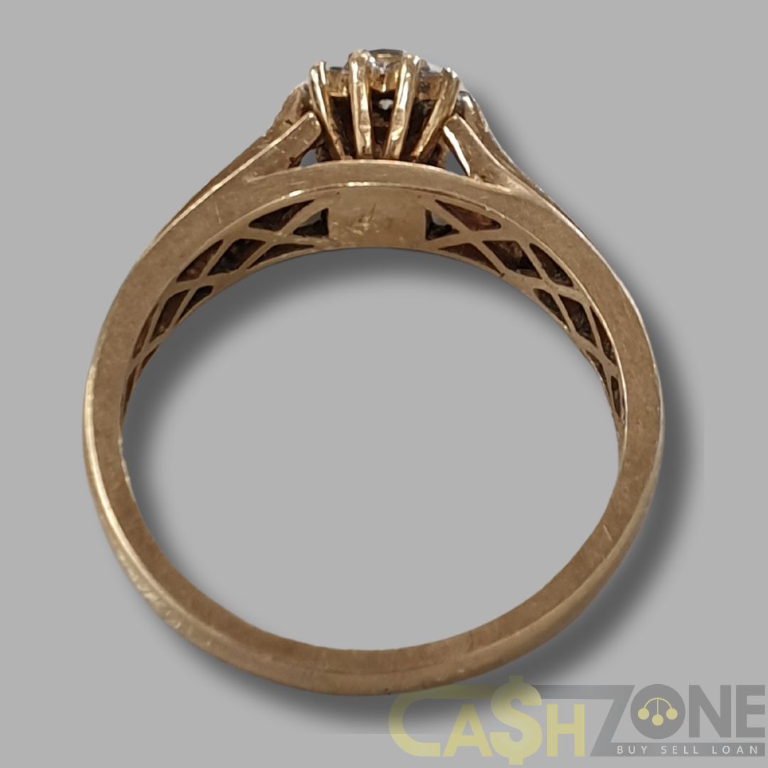 Ladies 9ct Yellow Gold Ring W/Clear Stones