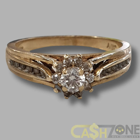 Ladies 9ct Yellow Gold Ring W/Clear Stones