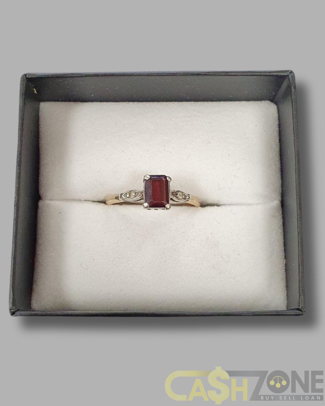 Ladies Vintage 9ct Yellow Gold Red Stone Ring
