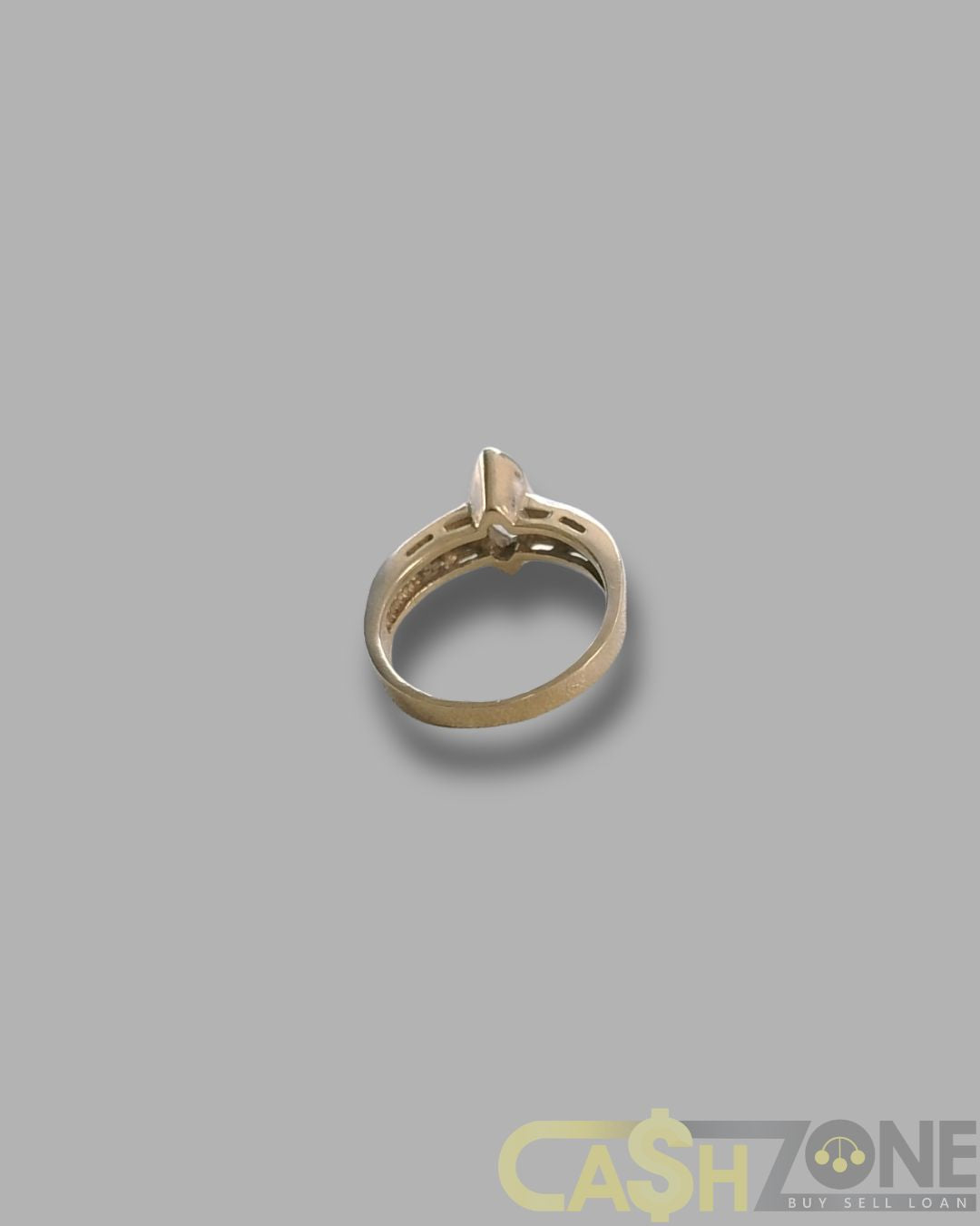 Ladies 9ct Yellow Gold Ring With 8 Clear Stones
