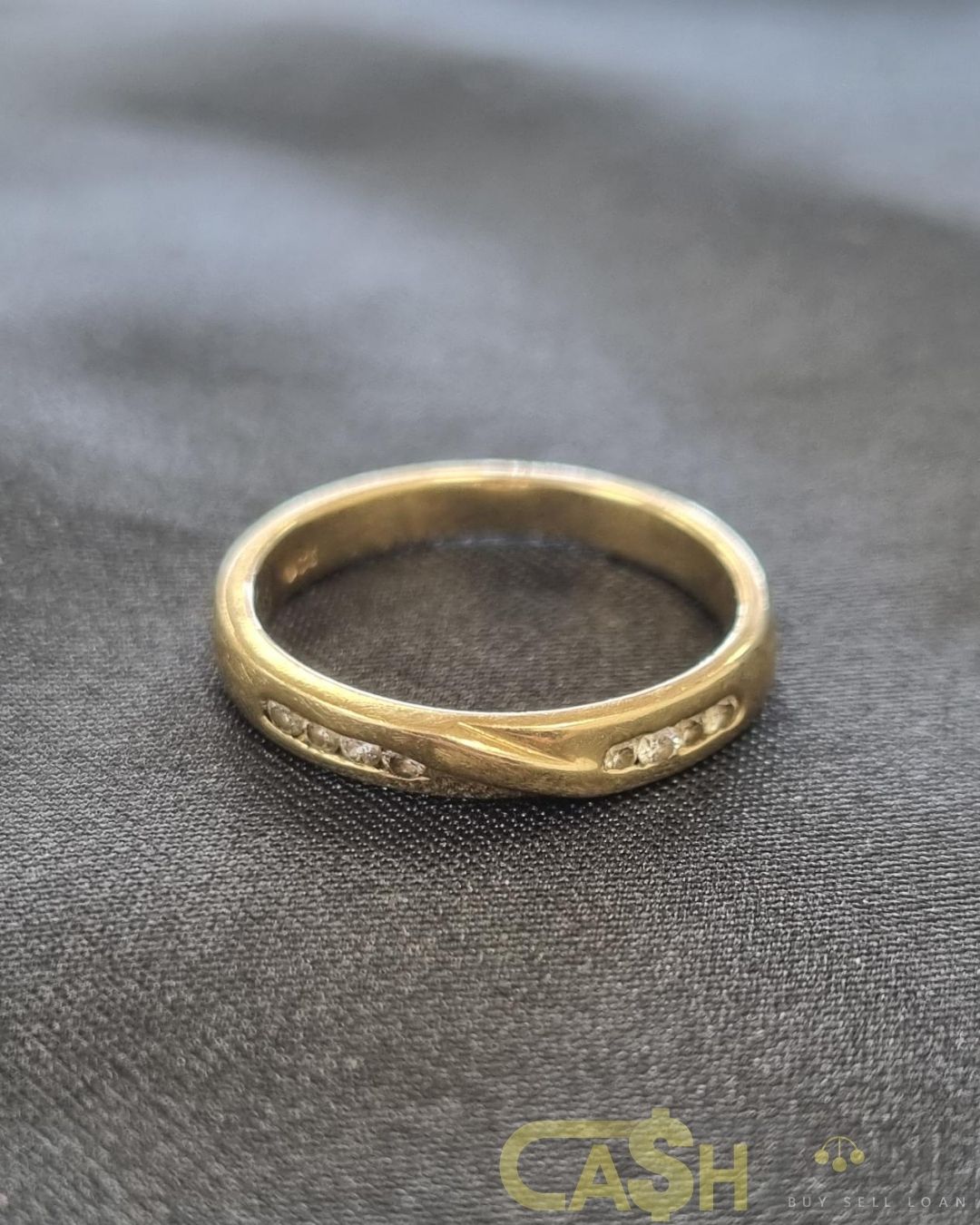 Ladies 9ct Yellow Gold Ring With Clear Stones