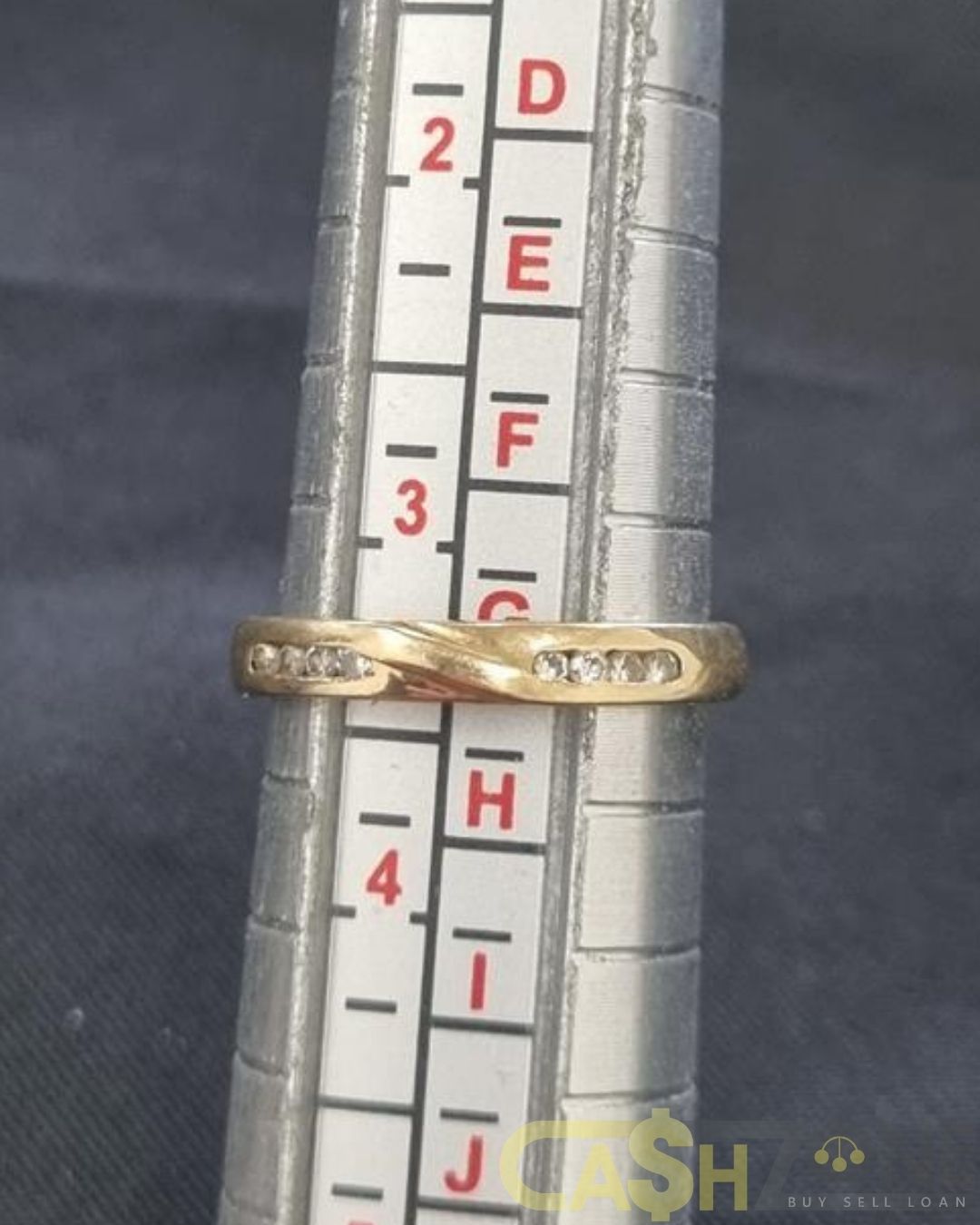 Ladies 9ct Yellow Gold Ring With Clear Stones