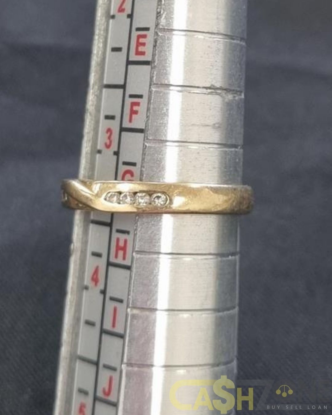 Ladies 9ct Yellow Gold Ring With Clear Stones