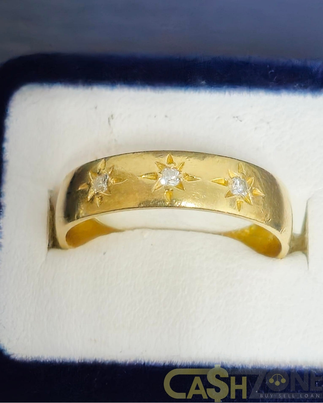 Ladies 18ct Yellow Gold Star Patterned Ring W/Clear Stones