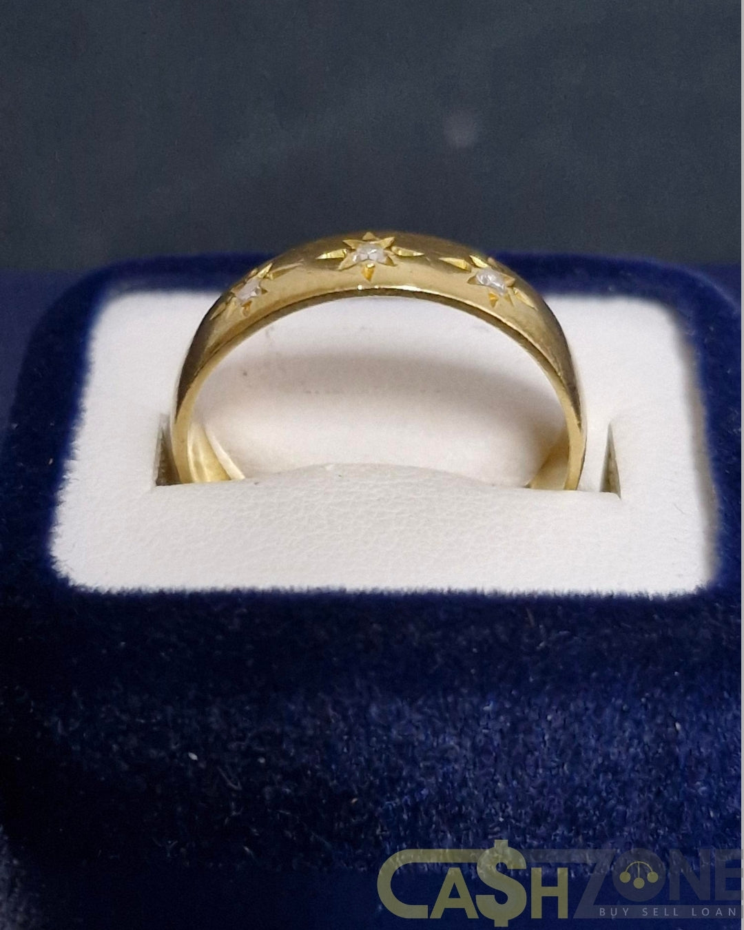 Ladies 18ct Yellow Gold Star Patterned Ring W/Clear Stones