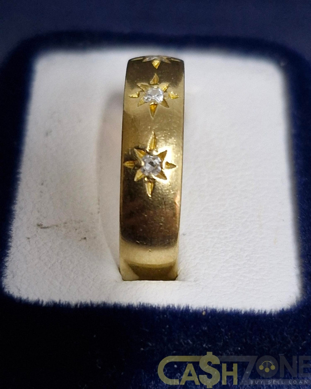 Ladies 18ct Yellow Gold Star Patterned Ring W/Clear Stones