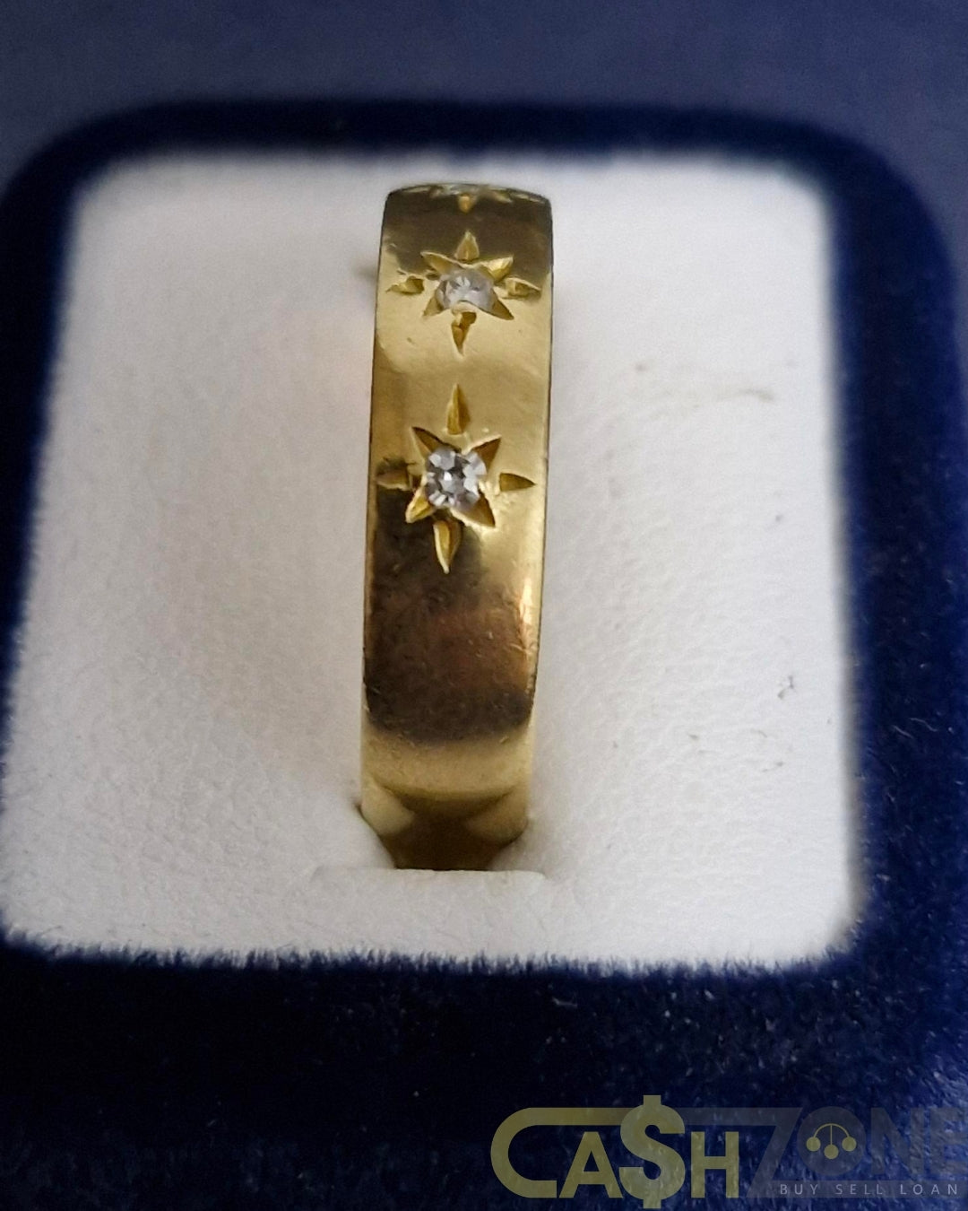 Ladies 18ct Yellow Gold Star Patterned Ring W/Clear Stones