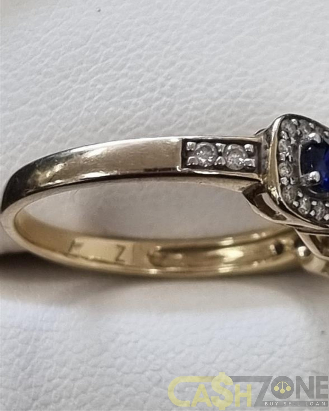 Ladies 9ct Yellow Gold Blue/Clear Stone Ring